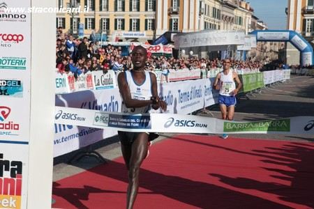 Straconi 2011 - Asics run 2011 - L'arrivo vittorioso di Ezekiel Meli